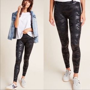 SPANX Faux Leather Camo Leggings in Matte Black Camo sz small / NWT